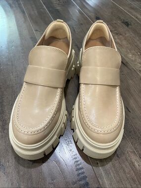 Chinese laundry Chunky Loafer in Beige - Classic Slip-On Style